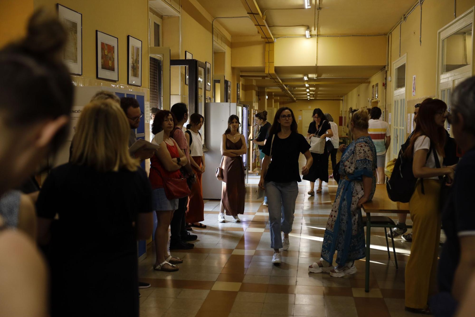 Miles de aspirantes se presentan a las oposiciones de educación