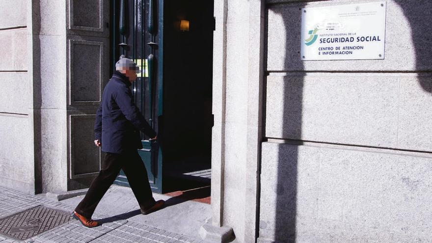 Un exjefe de sección del INSS, acusado de quedarse 500.000 euros de pensiones de familiares muertos