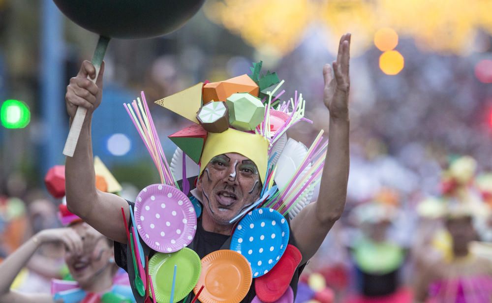 El desfile del Ninot deja momentos muy divertidos en las calles de Alicante