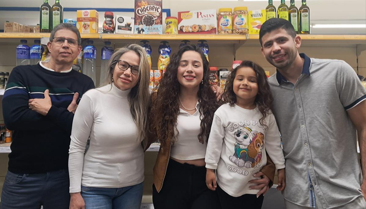 La familia de Jesús Ríos (1i) en su nuevo supermercado.