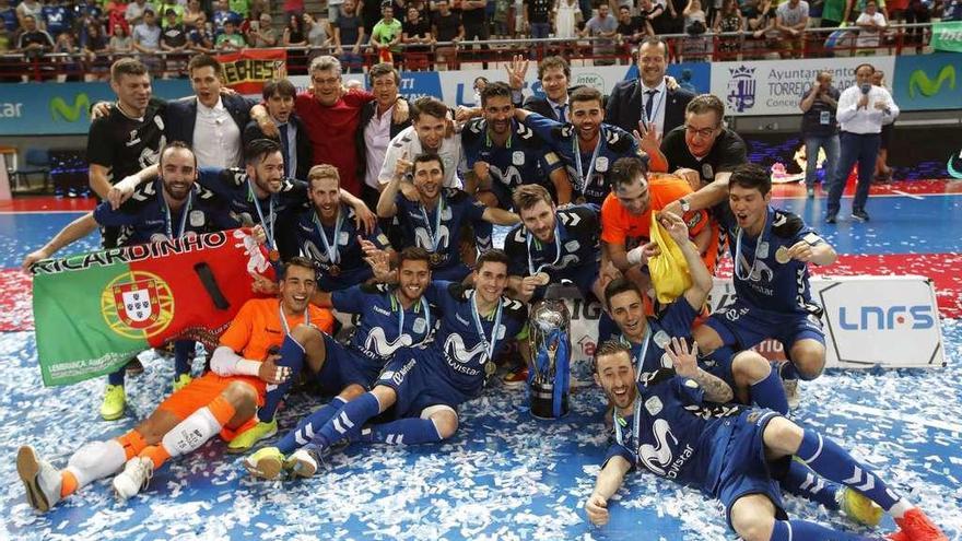 Los jugadores del Movistar Inter posan en la pista tras recibir el trofeo. // Efe