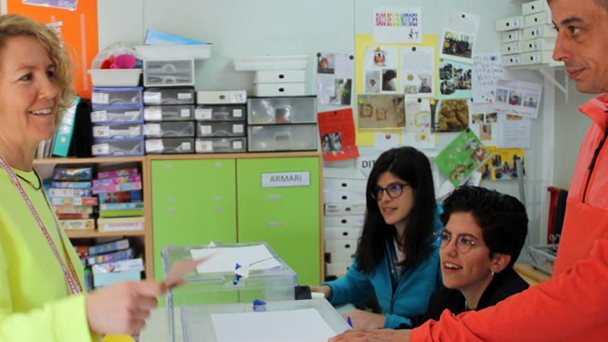 Mercè Casals votant ahir a Sant Fruitós.