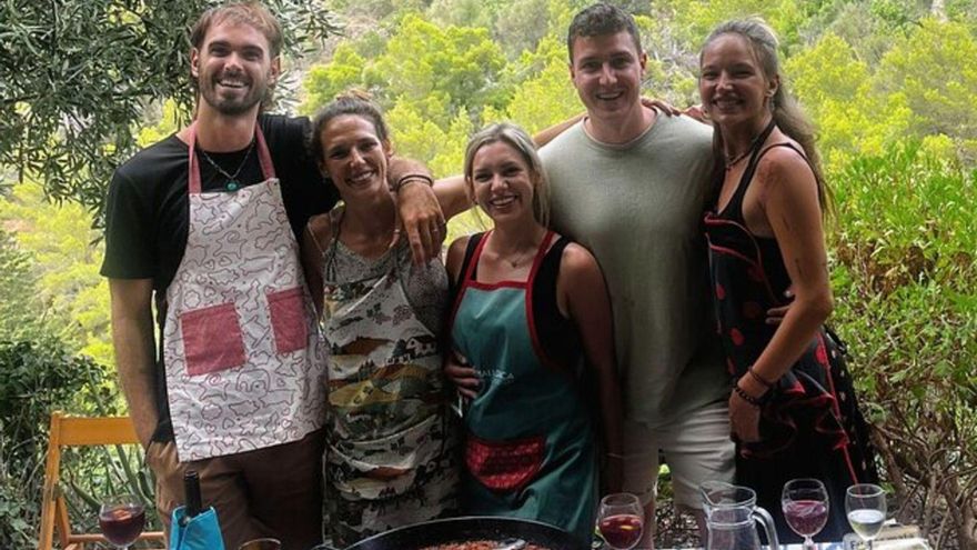 Gemeinsam auf der Finca eine Paella zubereiten: Teilnehmer eines Kochkurses mit Gastgeberin Patricia Cerdà (2. v. li.) in Banyalbufar. | FOTO: CA TOTHOM