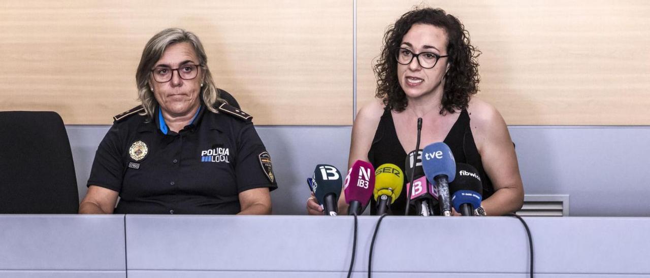 La comisaria Antonia Barceló y la teniente de alcalde de Seguretat Ciutadana, Joana Adrover. | B, RAMÓN