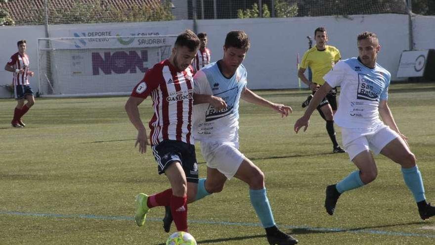 Una acción del duelo Alondras-Compostela de la primera jornada de Liga. // Santos Álvarez