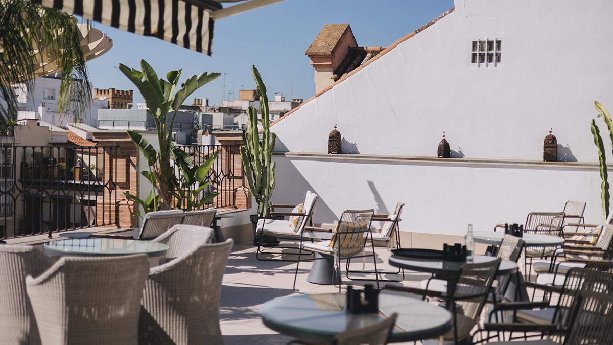 La terraza del hotel ocupa una azotea de 253 metros cuadrados con espacios para descansar sobre los tejados del casco histórico.