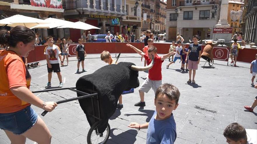 Los turolenses celebran su día grande con la puesta del pañuelico