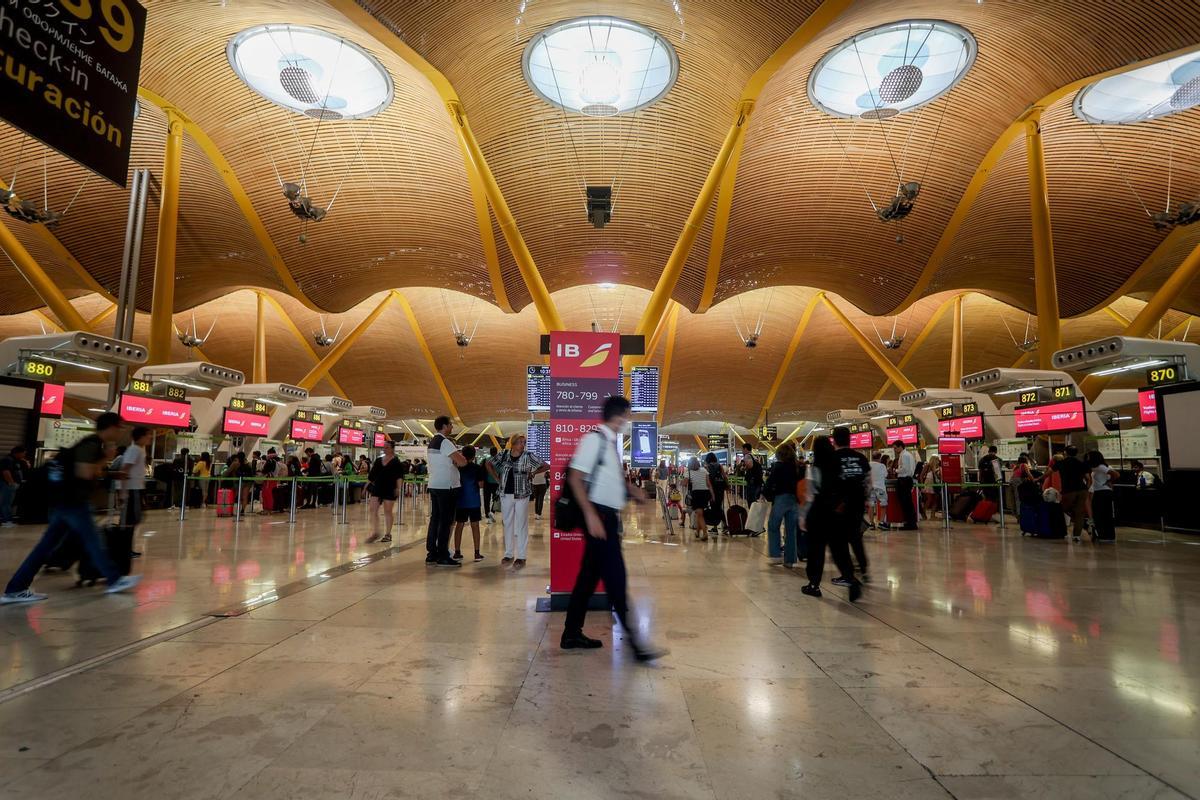 Retards a l’aeroport de Barajas per la presència de drons a la zona Retards a l’aeroport de Barajas per la presència de drons a la zona