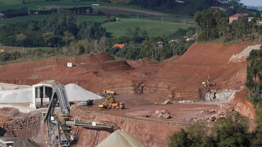 Trabajo de extracción de materiales por parte de Dique Torres en 2010 en Peña María, terrenos de Tudela Veguín colindantes con su fábrica de cemento en Aboño.