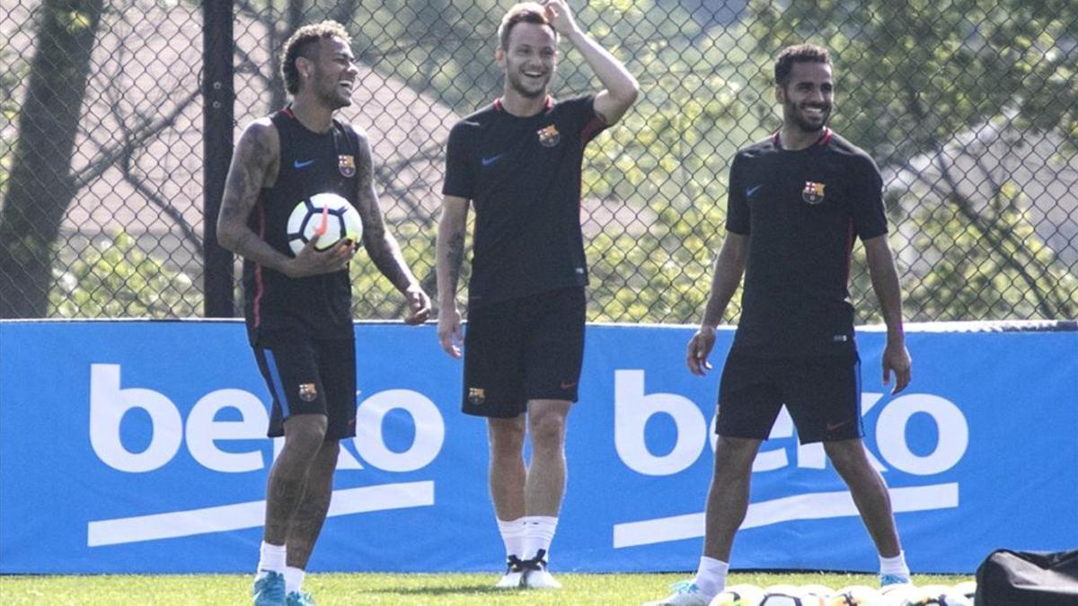 Douglas, junto a Rakitic y Neymar en las instalaciones de los NY Red Bulls