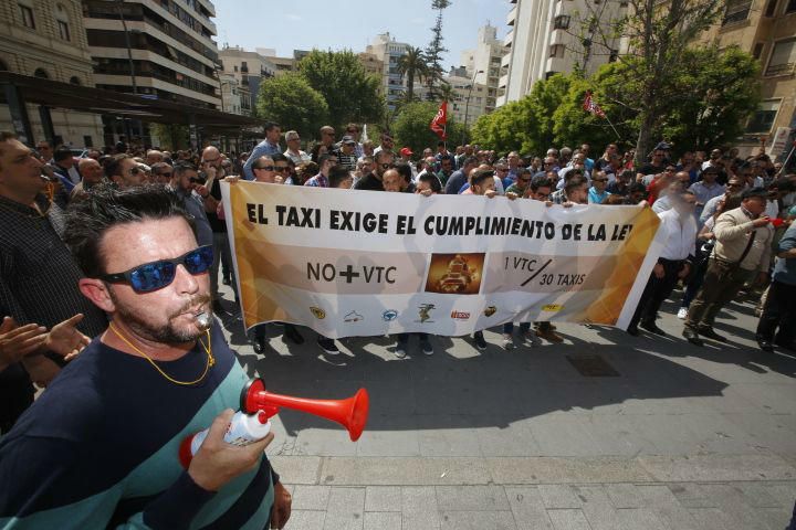 Atascos en el centro y en la Gran Vía de Alicante por la huelga de taxis