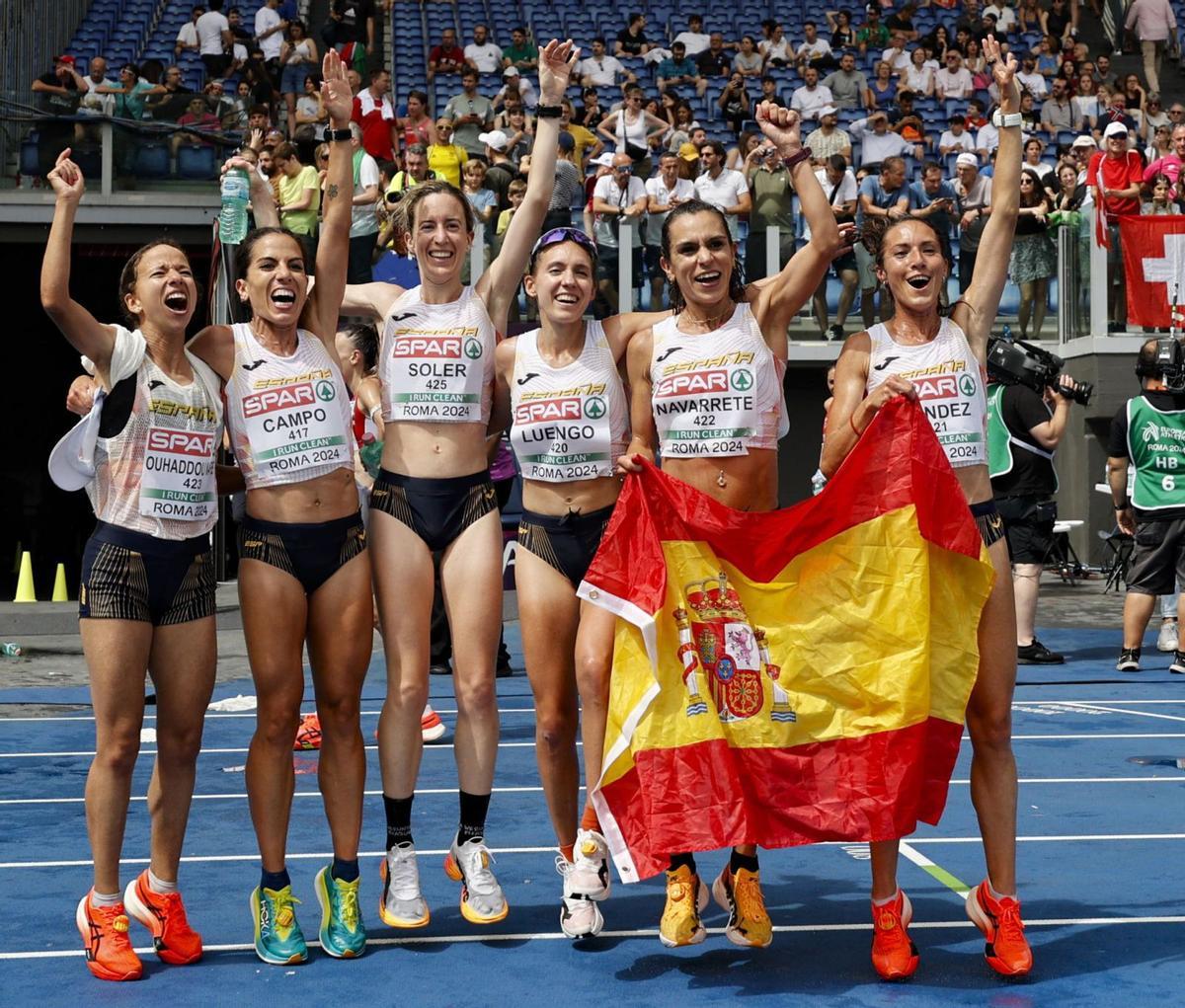 Navarrete, segunda por la derecha, celebra la medalla de España a la conclusión de la carrera. A
la izquierda, Navarrete, durante los últimos metros de carrera.  | // EFE/RFEA