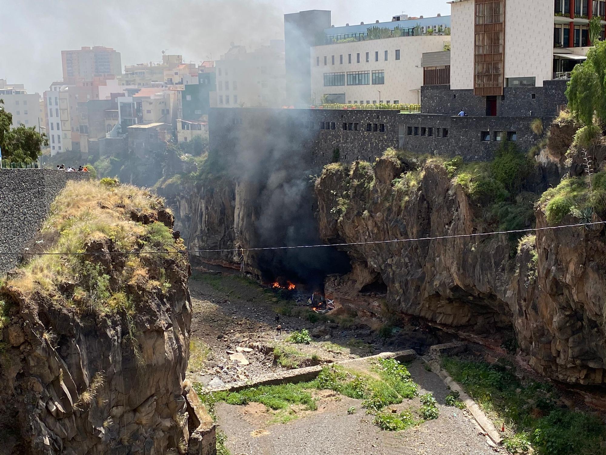 Incendio en una casa cueva de Barranco de Santos