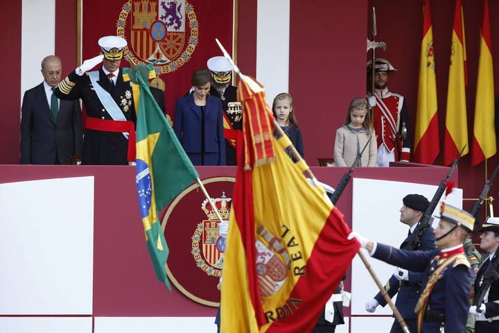 LOS REYES PRESIDEN EL DESFILE DE LA FIESTA NACIONAL, CON 3.400 MILITARES