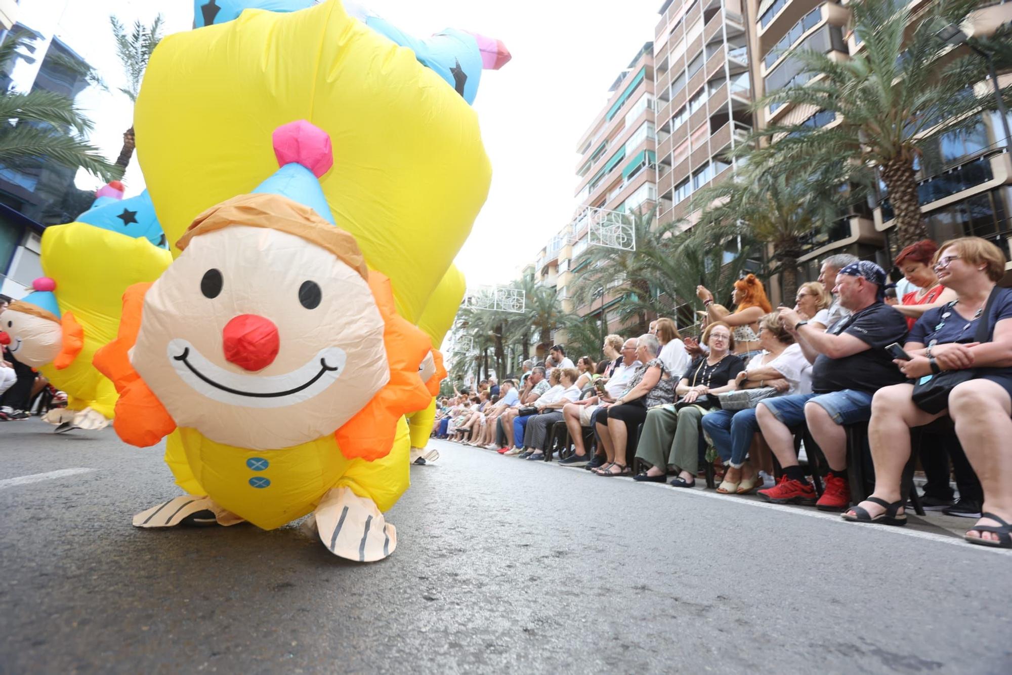 Las 89 hogueras y 20 barracas inundan las calles de Alicante con el tradicional desfile del Ninot