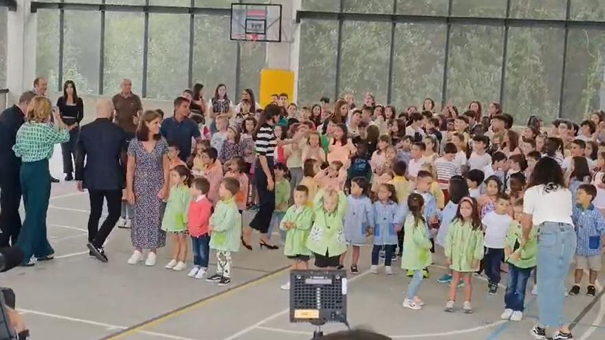 La reina Letizia y los alumnos de Oroso preparados para la foto de familia