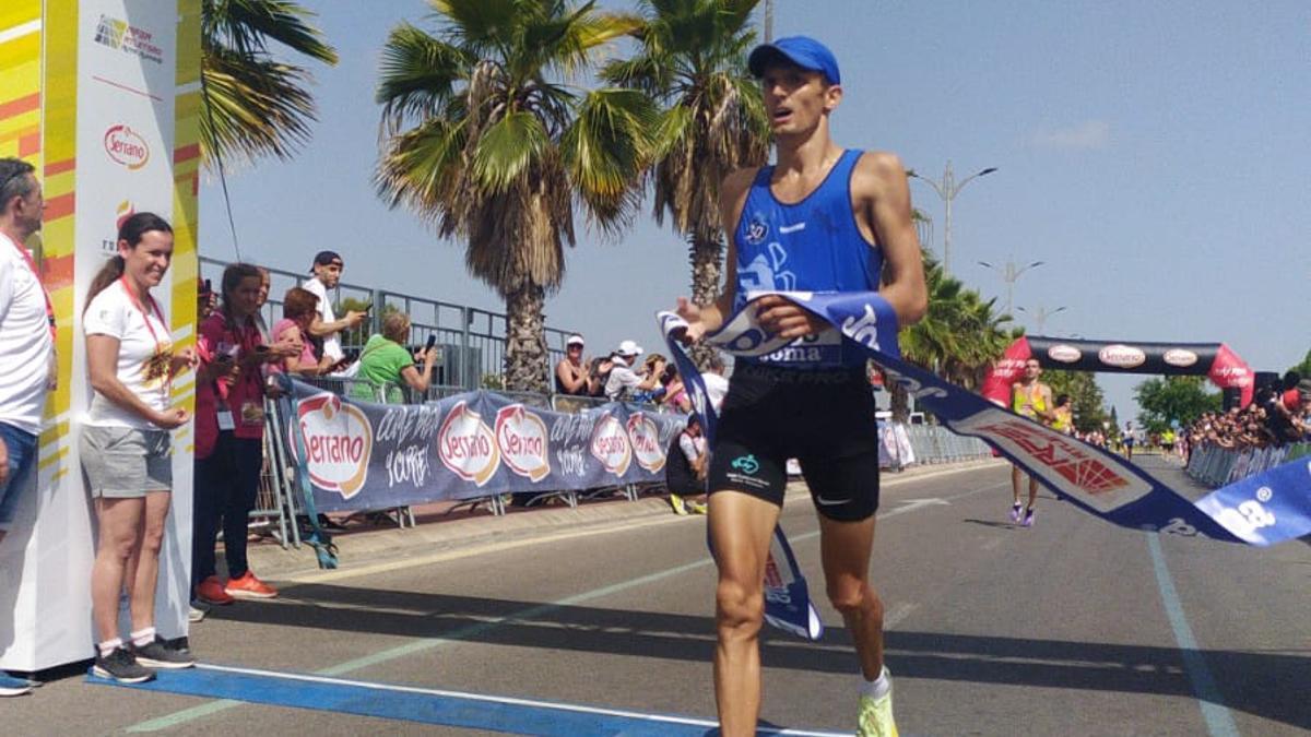 Xavier Badía al cruzar la meta como campeón