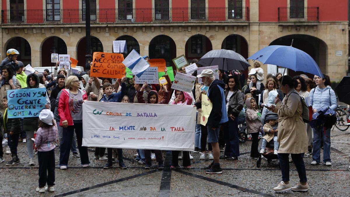 Participantes en una protesta en la plaza Mayor para reclamar cambios en los comedores escolares.