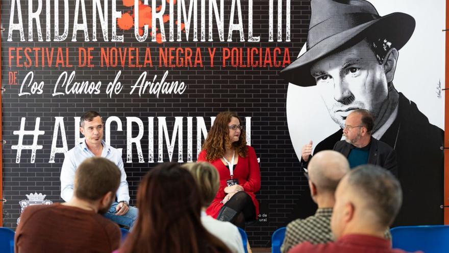 Los escritores Esteban San Juan Hernández y Julieta Martín Fuentes, ayer, junto al periodista Eduardo García. | | ANREW GALLEGO