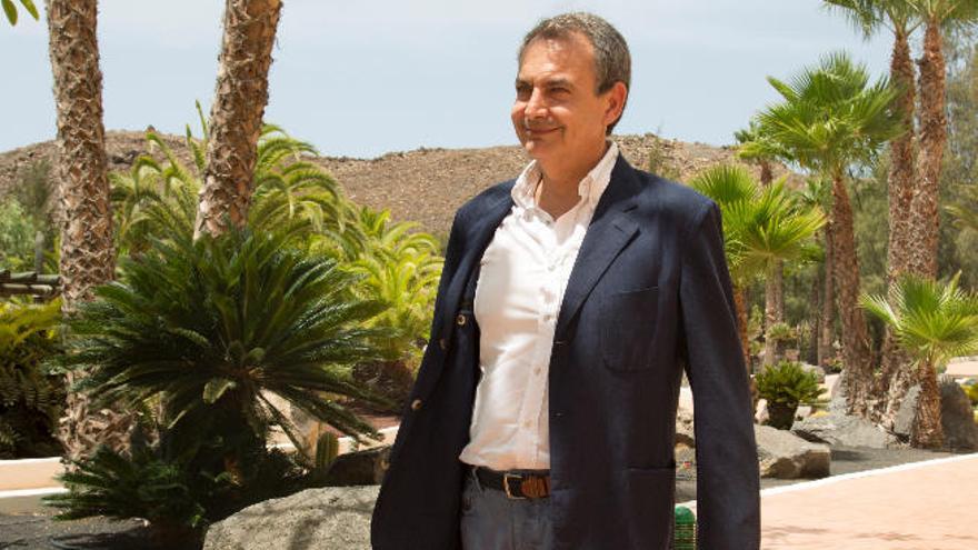 José Luis Rodríguez Zapatero, ayer, en el hotel Beatriz Costa &amp; Spa, situado en la zona turística de Costa Teguise.