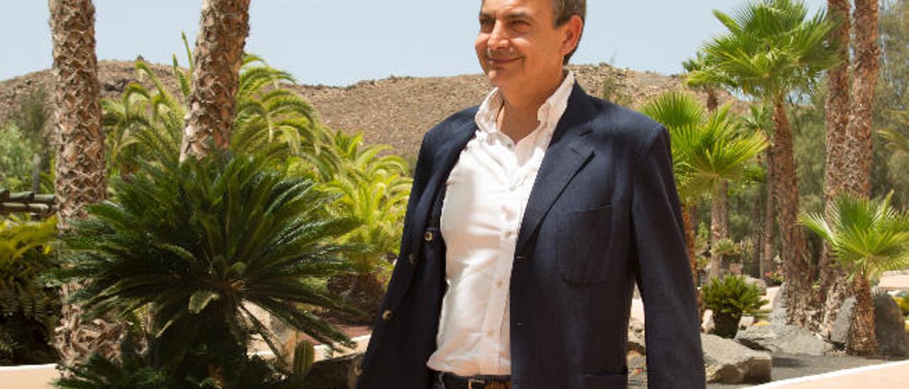 José Luis Rodríguez Zapatero, ayer, en el hotel Beatriz Costa &amp; Spa, situado en la zona turística de Costa Teguise.