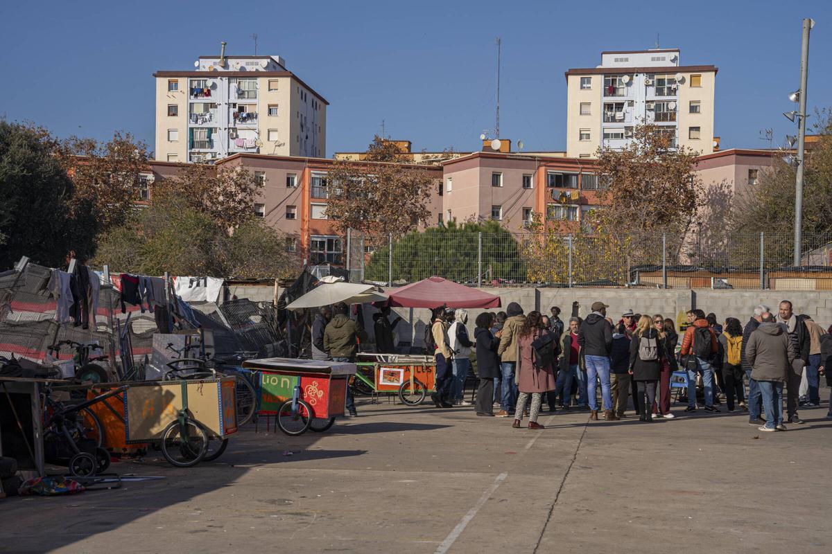 Imagen del interior del B9, donde este martes por la mañana se ha realizado un homenaje a las seis víctimas del incendio de una nave ocupada en el Gorg, en 2020.