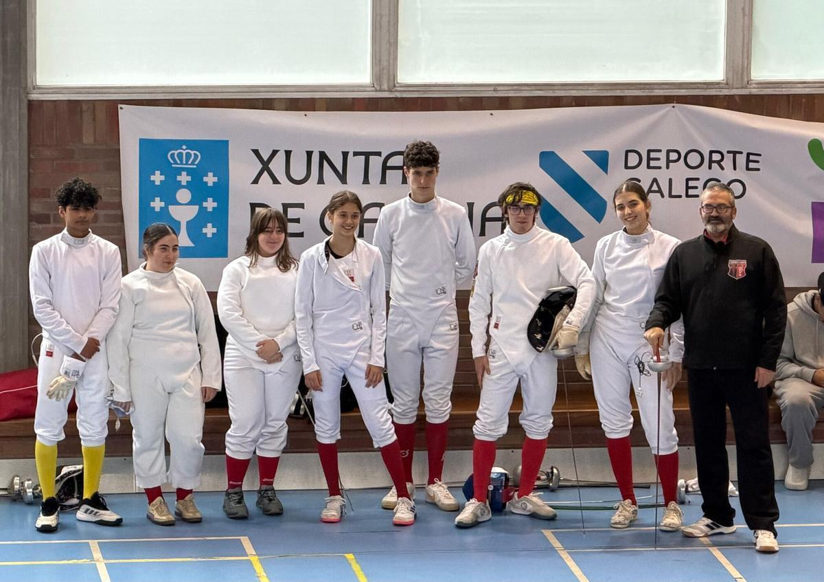 Equipo cadete del Compostela Esgrima con los tiradores trasdezanos.