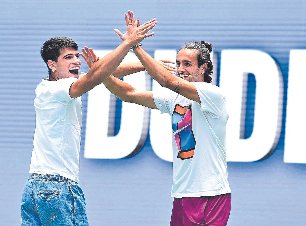 El murciano Carlos Alcaraz junto al italiano Lorenzo Musetti en uno de los actos previos al US Open.
