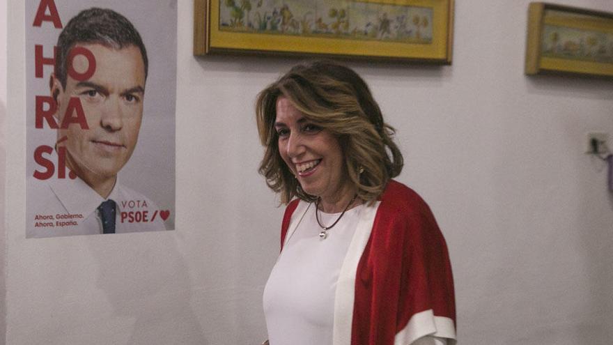 Susana Díaz, antes de entrar a su comparecencia ante los medios; debajo, la ministra en funciones Montero votando.