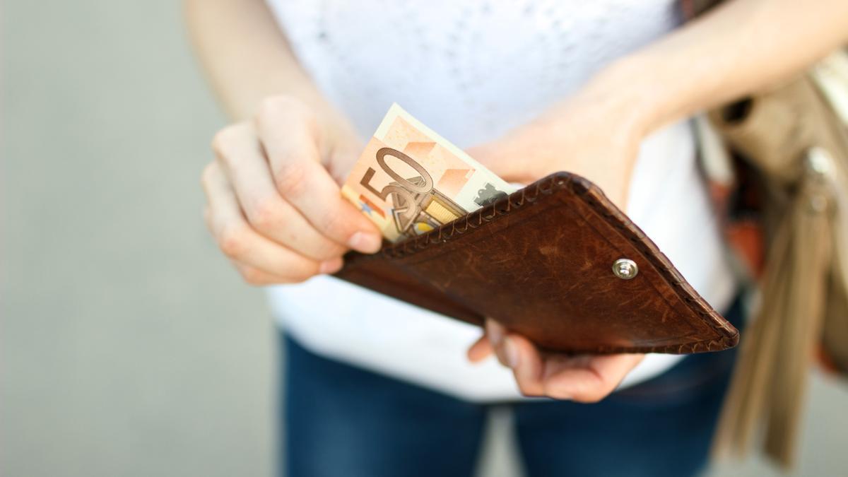 Una trabajadora reclama 300 euros a su exjefe y se lo devuelve de peor forma posible