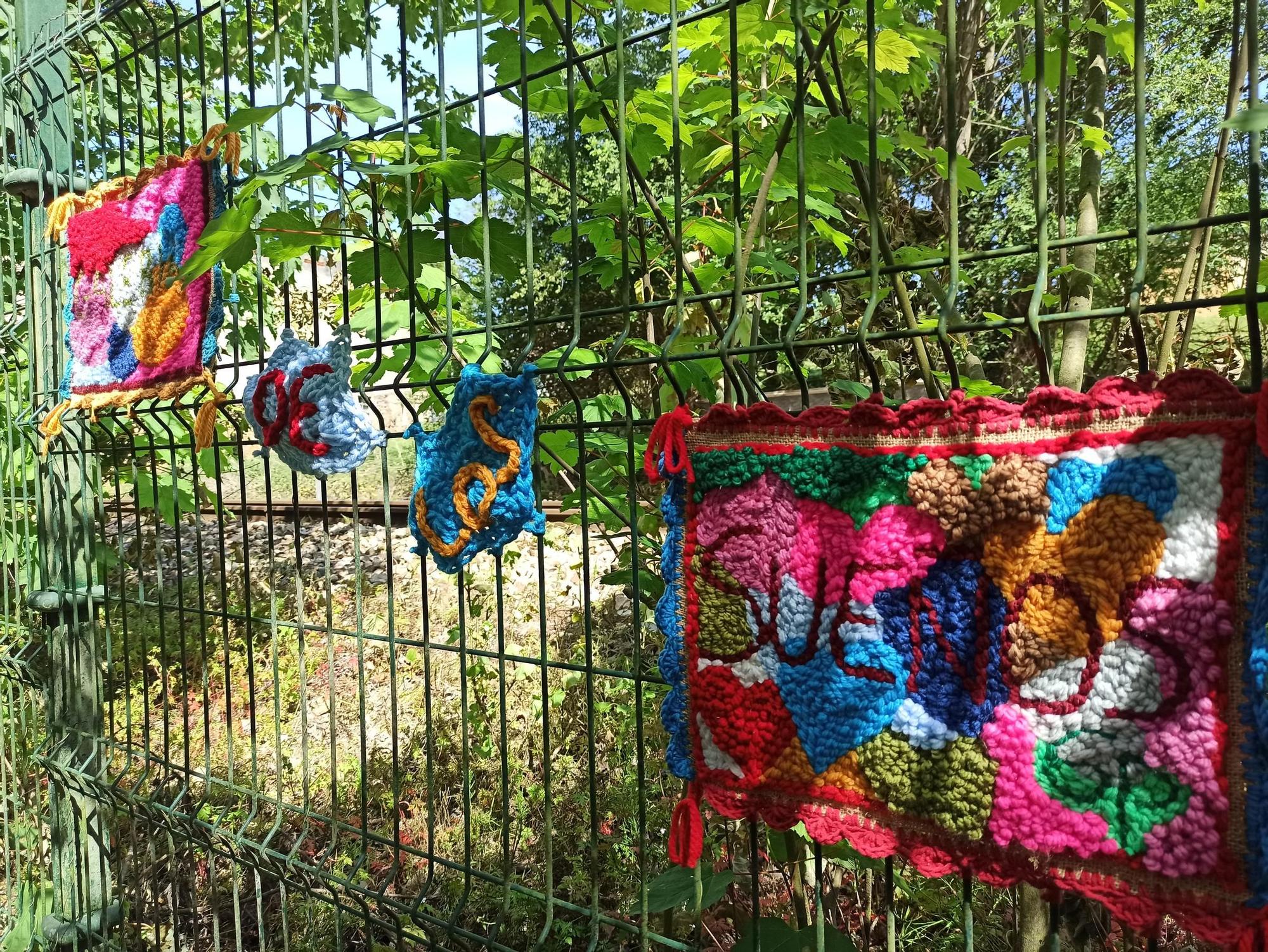 El arte urbano se teje en la Pola, el artista "6p" llena la Senda del Nora de ganchillo: "Si alguien se siente solo, que se sienta más acompañado"