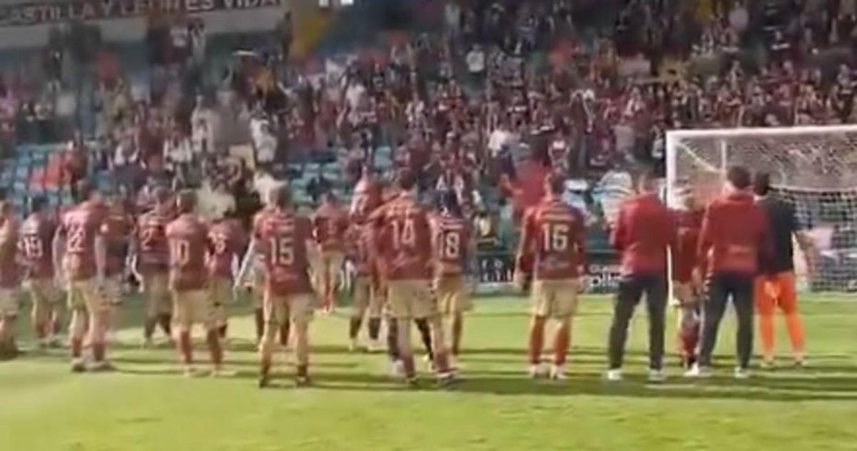 La plantilla saluda a la afición en el campo ayer. | FdV