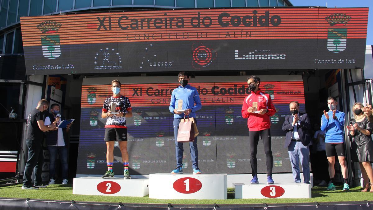 Podio masculino de categoría Absoluta en la distancia de 10 kilómetros de la XI Carreira do Cocido de Lalín