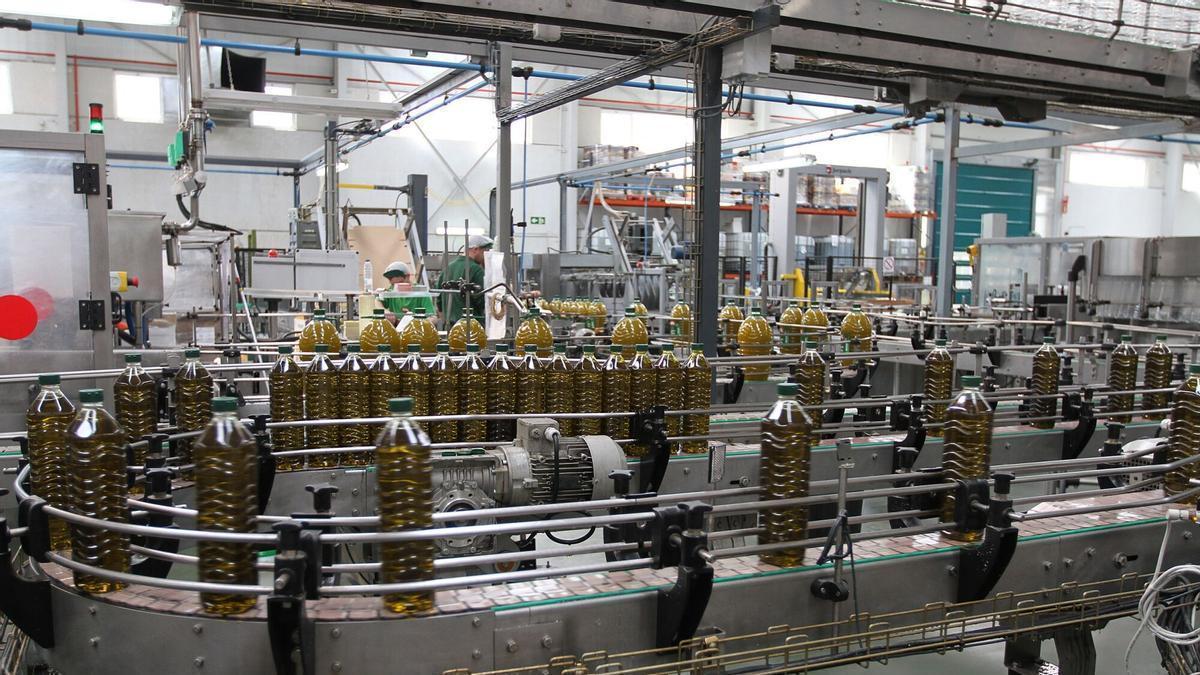 Instalaciones de la fábrica de Aceites Abril en Ourense, la industria que más ha caído en exportaciones el primer trimestre del año.
