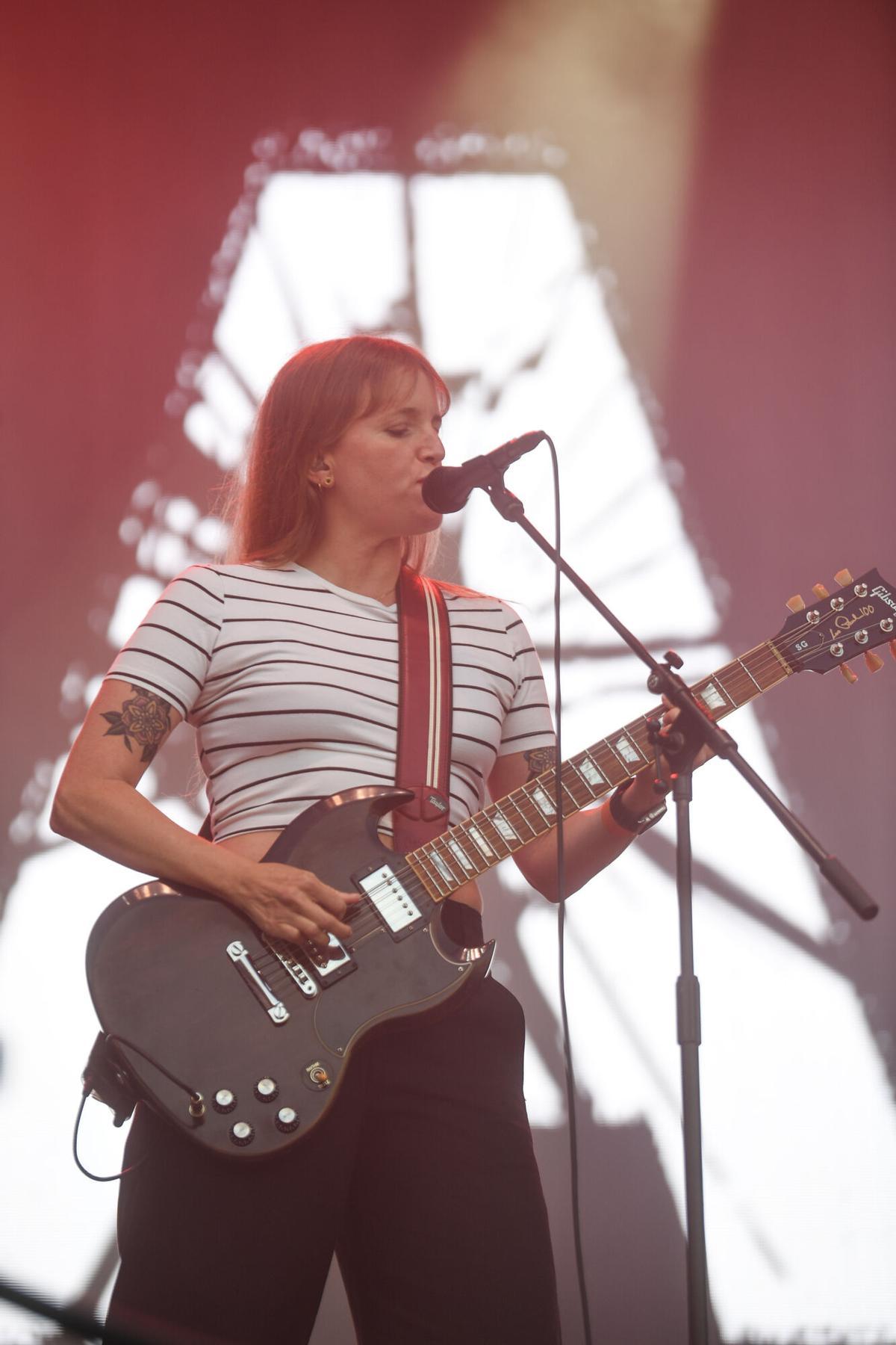 El dúo gallego formado por Anxela Baltar (guitarra y voz) y Violeta Mosquera (batería y voz) tomaron el escenario de la playa en la primera jornada del Festival Noroeste en Riazor. El dúo gallego formado por Anxela Baltar (guitarra y voz) y Violeta Mosquera (batería y voz) tomaron el escenario de la playa en la primera jornada del Festival Noroeste en Riazor.
