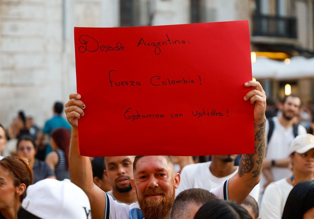 València guarda una vigilia en la plaza de la Virgen en homenaje a las víctimas del terremoto de Colombia