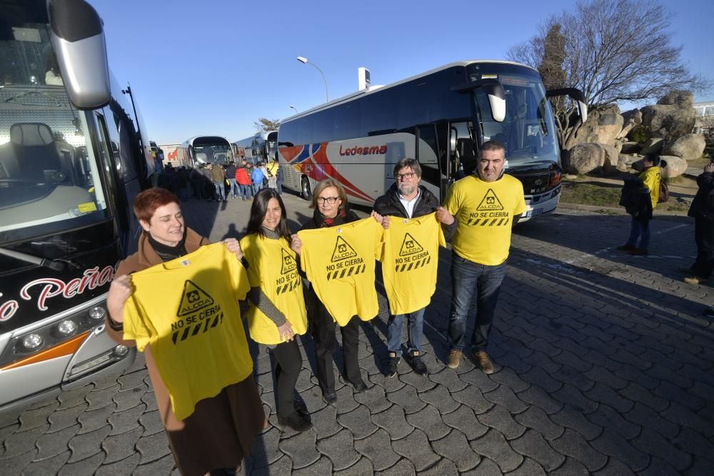 Los trabajadores de Alcoa de Asturias parten hacia Madrid a una manifestación contra el cierre de la fábrica