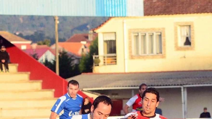 Pablo Pillado persigue a un rival de As Pontes en el encuentro de la primera vuelta en A Lomba. // N. Parga