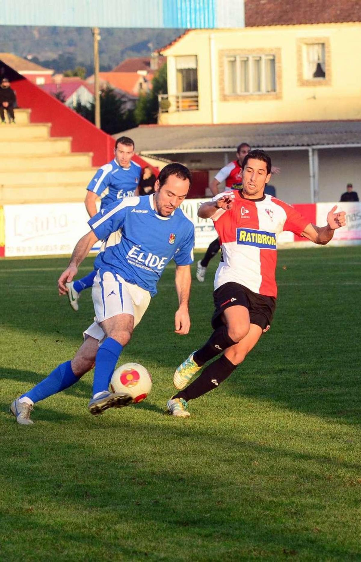 Pablo Pillado persigue a un rival de As Pontes en el encuentro de la primera vuelta en A Lomba. // N. Parga