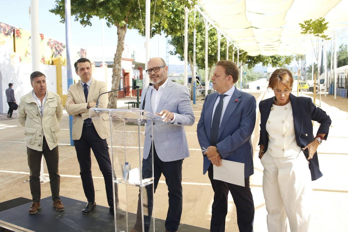 alcalde de Córdoba, José María Bellido; el delegado de Infraestructuras, Miguel Ruiz Madruga; el delegado de Fiestas y Tradiciones, Julián Urbano; la delegada de Igualdad, Marian Aguilar; y el delegado de Inclusión y Accesibilidad, Bernardo Jordano, informan sobre la Feria de Nuestra Señora de la Salud 2026. Preparativos Feria