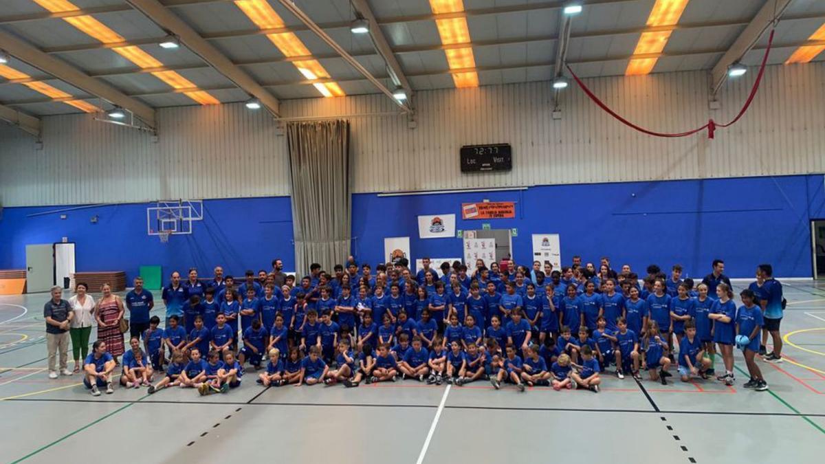 Foto de familia para recordar el 25º aniversario de la fundación del Can Cantó. 