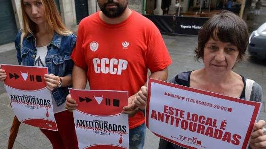 Tres activistas contra los festejos taurinos. // G. Santos