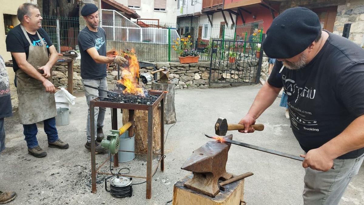 Un momento del primer encuentro de las Polas de Asturias y León que se celebró en la Pola del Pino (Aller).
