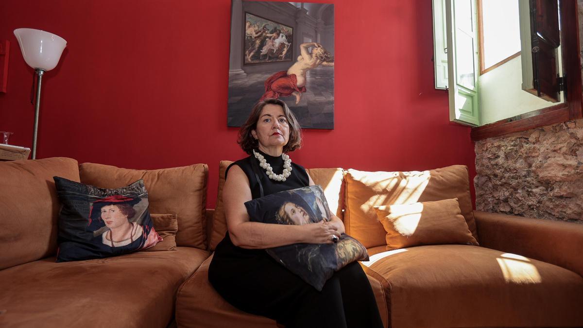 Isabel Tejeda, con un cuadro de Isabel Oliver al fondo
