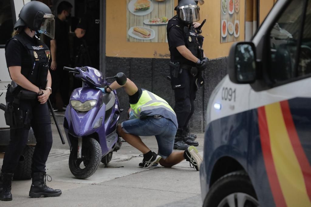 Operación antidroga en la plaza Atarazanas con dos detenidos