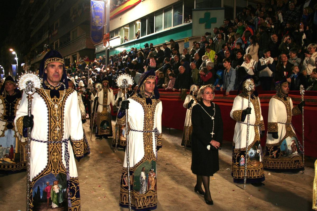 La presidenta del Coro de Damas de la Virgen de la Amargura, María Jesús Pérez Periago, acompañaba a la imagen junto a los Mayordomos de la Virgen de estilo románico, gótico, mudéjar y barroco.