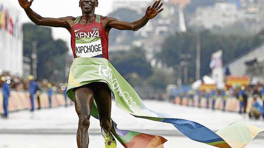 El keniano Kipchoge se consagra en maratón