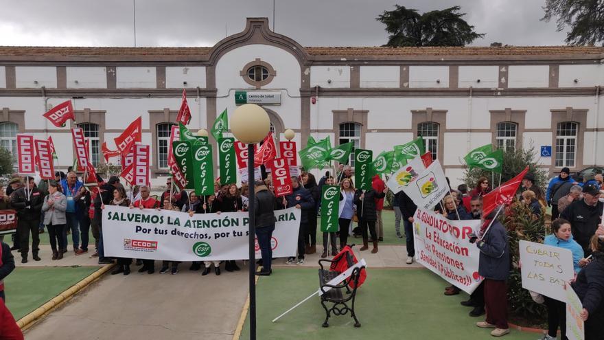 Los sindicatos piden ante el centro de salud de Peñarroya una reforma integral de la atención primaria