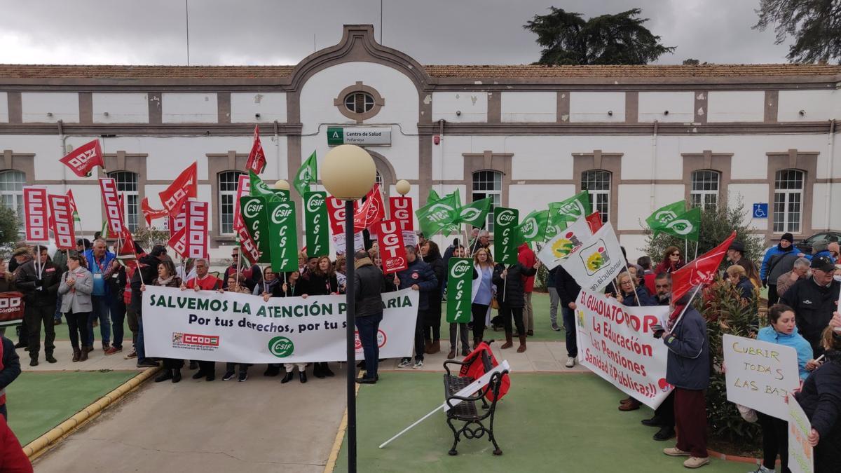 Protesta de los sindicatos ante el centro de salud de Peñarroya-pueblonuevo.