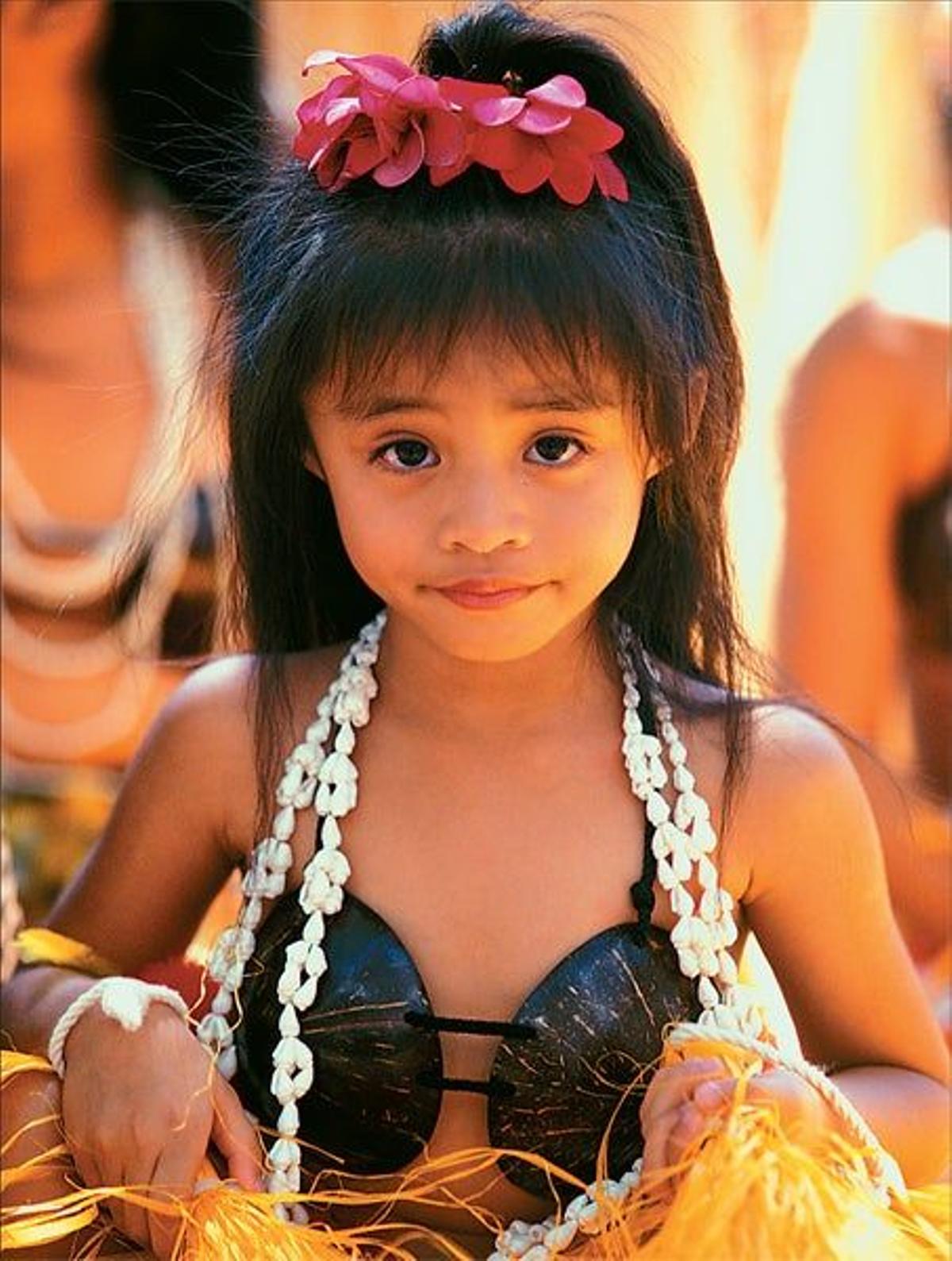 Los primeros habitantes del archipiélago fueron polinesios llegados desde  las Islas Marquesas hace